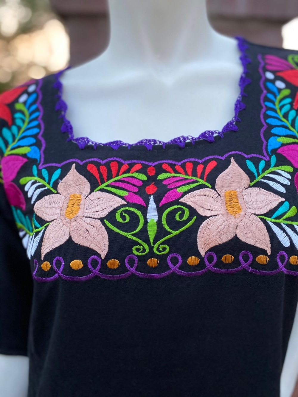 Traditional Mexican embroidered dress - Picture 3 of 7